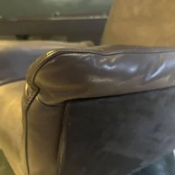 Sessel Shelby Außen Leder Kashmir Schwarz Innen Leder Naturale Espresso Braun Gestell Stahl Schwarz Pulverbeschichtet