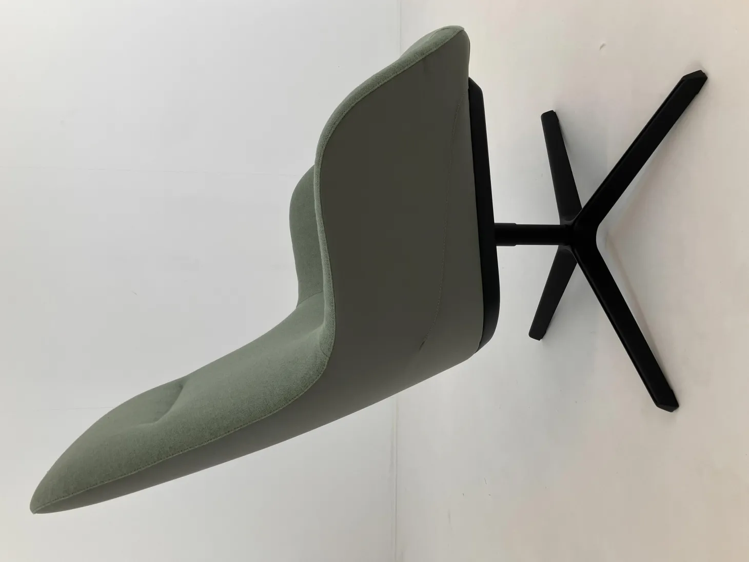 Sessel Sheru Lounge Chair Stoff Main Line Flax Greenwich Grün Rücken Leder Kongress