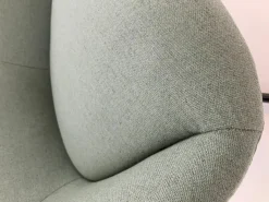 Sessel Sheru Lounge Chair Stoff Main Line Flax Greenwich Grün Rücken Leder Kongress