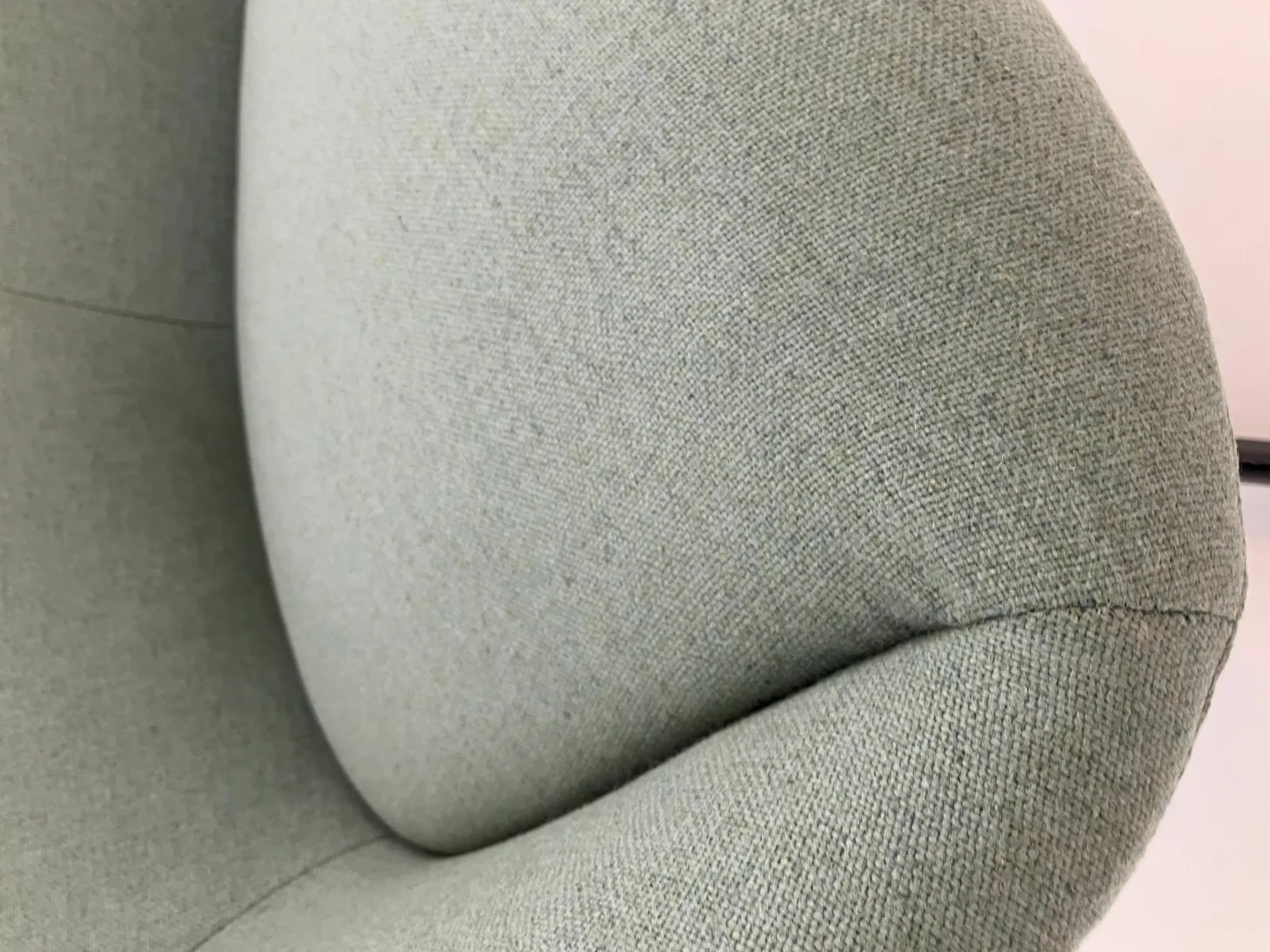 Sessel Sheru Lounge Chair Stoff Main Line Flax Greenwich Grün Rücken Leder Kongress