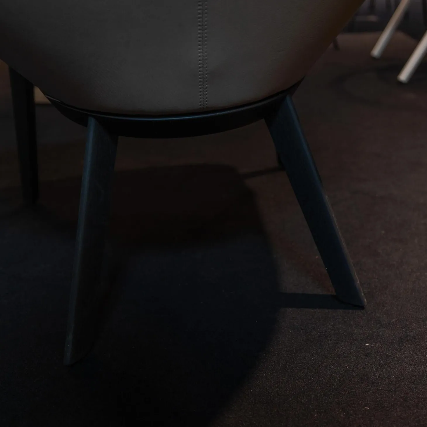 Sessel Sheru Mit Armlehnen Bezug Innen Stof Sorel 7873 Grau Außen Leder Elen 1406 Taupe Grau 4 Bein Gestell Eiche Geflemmt