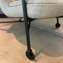 Sessel Shinzo Stoff Lucia 7695 Nutmeg Grau Braun Rücken Leder Saddle Khaki Braun Gestell Bronze Pulverbeschichtet Mit Hocker