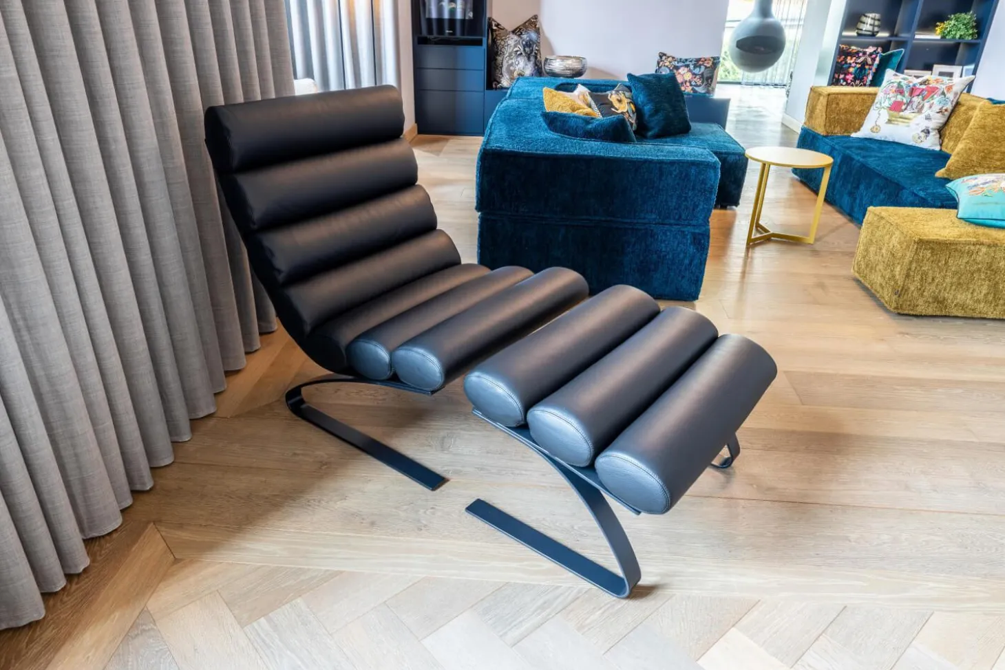 Sessel Sinus Leder 286 Schwarz Metall Gestell Schwarz Pulverbeschichtet Mit Hocker Sinus Leder 286