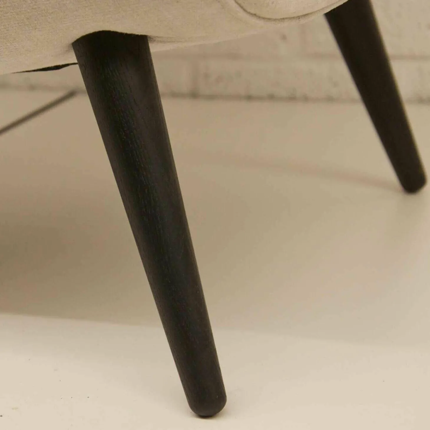 Sessel Swoon Lounge Stoff Maple 102 Creme Holz Schwarz Lackiert