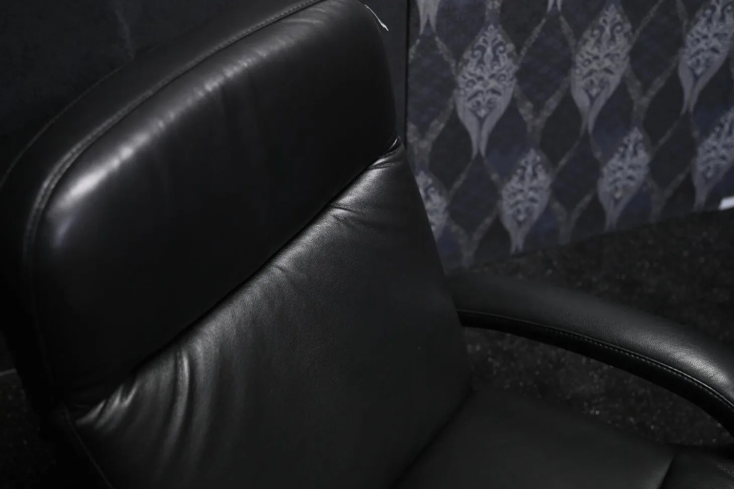 Sessel Ted Leder 052-71 Schwarz mit Manueller Relaxfunktion und Ablagetisch