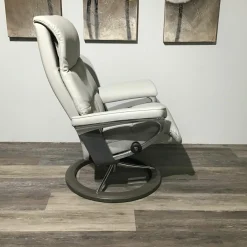 Sessel View Leder Batick Platinum Grey Gestell Signature Grau mit Hocker