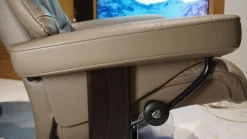 Sessel View M Leder Batick Mole Braun Gestell Classic Wenge Gebeizt Inklusive Hocker