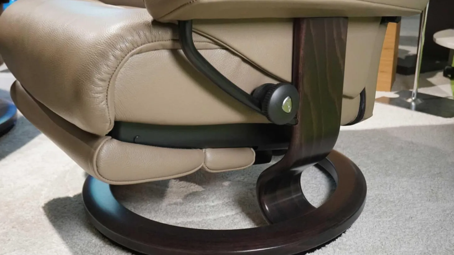 Sessel View M Leder Batick Mole Braun Füße Classic Wenge Gebeizt Mit Power Leg And Back