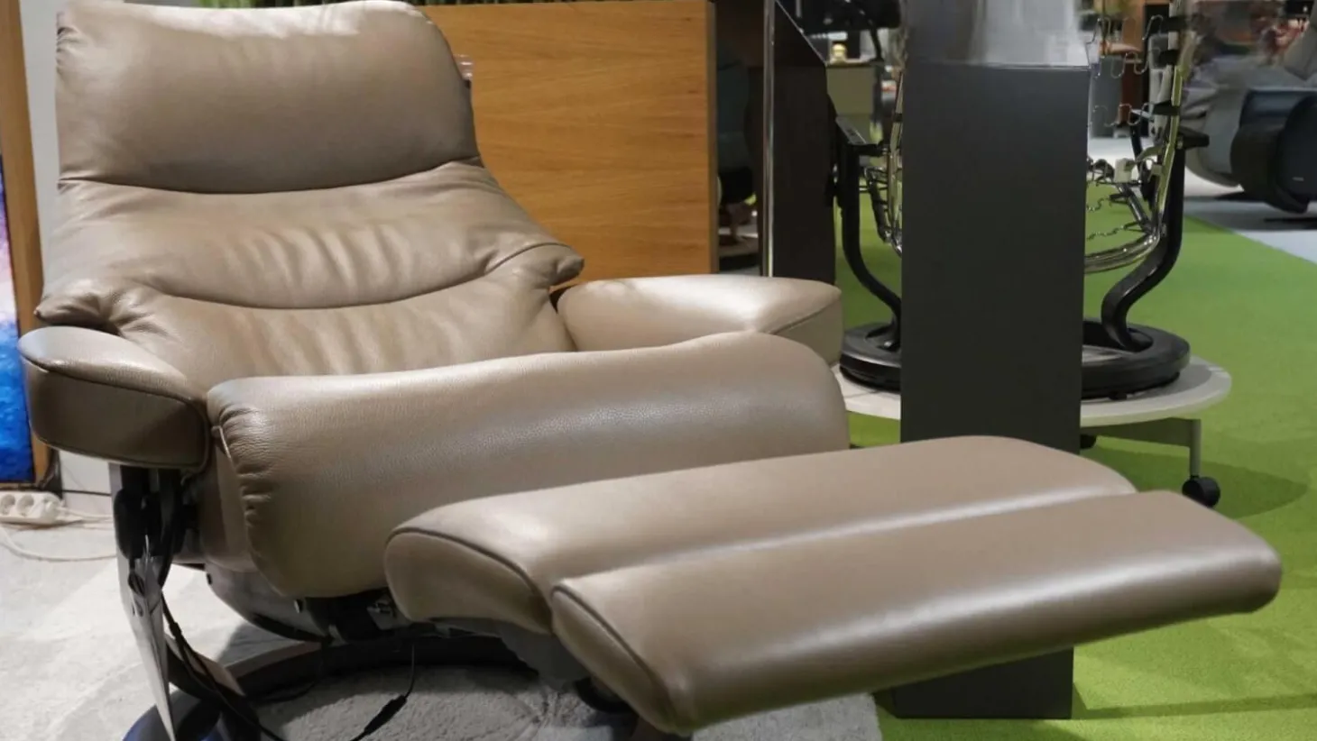 Sessel View M Leder Batick Mole Braun Füße Classic Wenge Gebeizt Mit Power Leg And Back