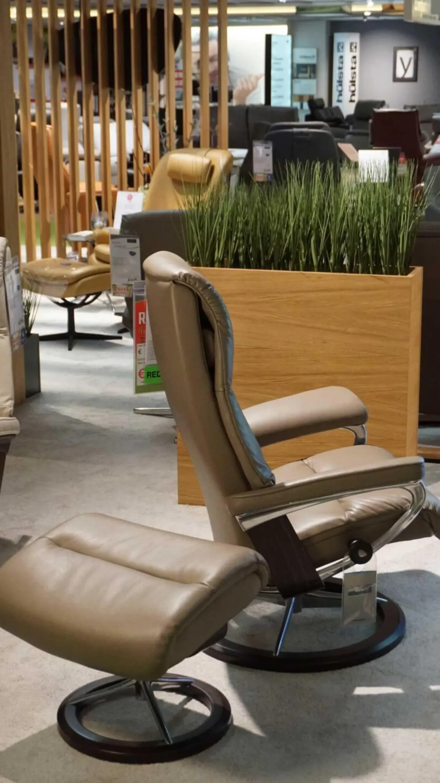 Sessel View M Leder Cori 91 Mole 09 Signature Gestell Wenge mit Hocker