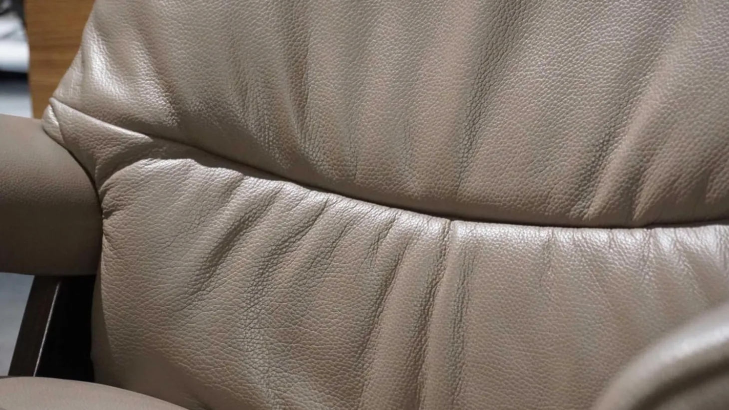 Sessel View M Leder Cori 91 Mole 09 Signature Gestell Wenge mit Hocker