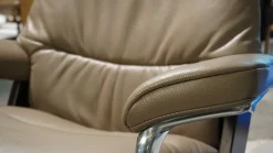 Sessel View M Leder Cori 91 Mole 09 Signature Gestell Wenge mit Hocker