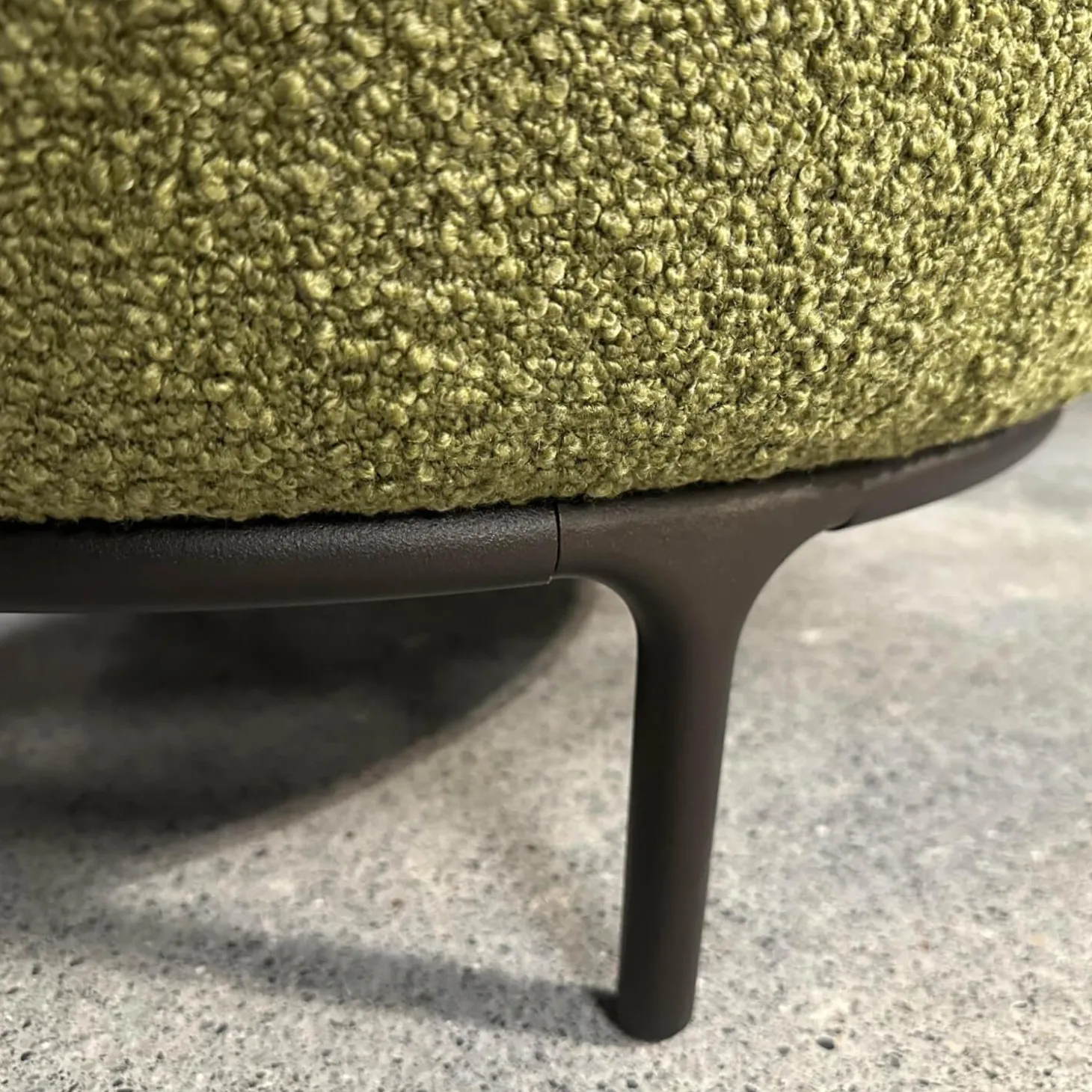 Sessel Vuelta Fauteuil 80 Stoff Elle Olivgrün Grün Füße Metall Pulverbeschichtet Bronze Schwarz