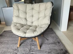 Sessel Wing Chair Mbrace Stoff A 462 Cool Sage Grau Fasergeflecht Arabica Schwarz Braun Füße Teakholz