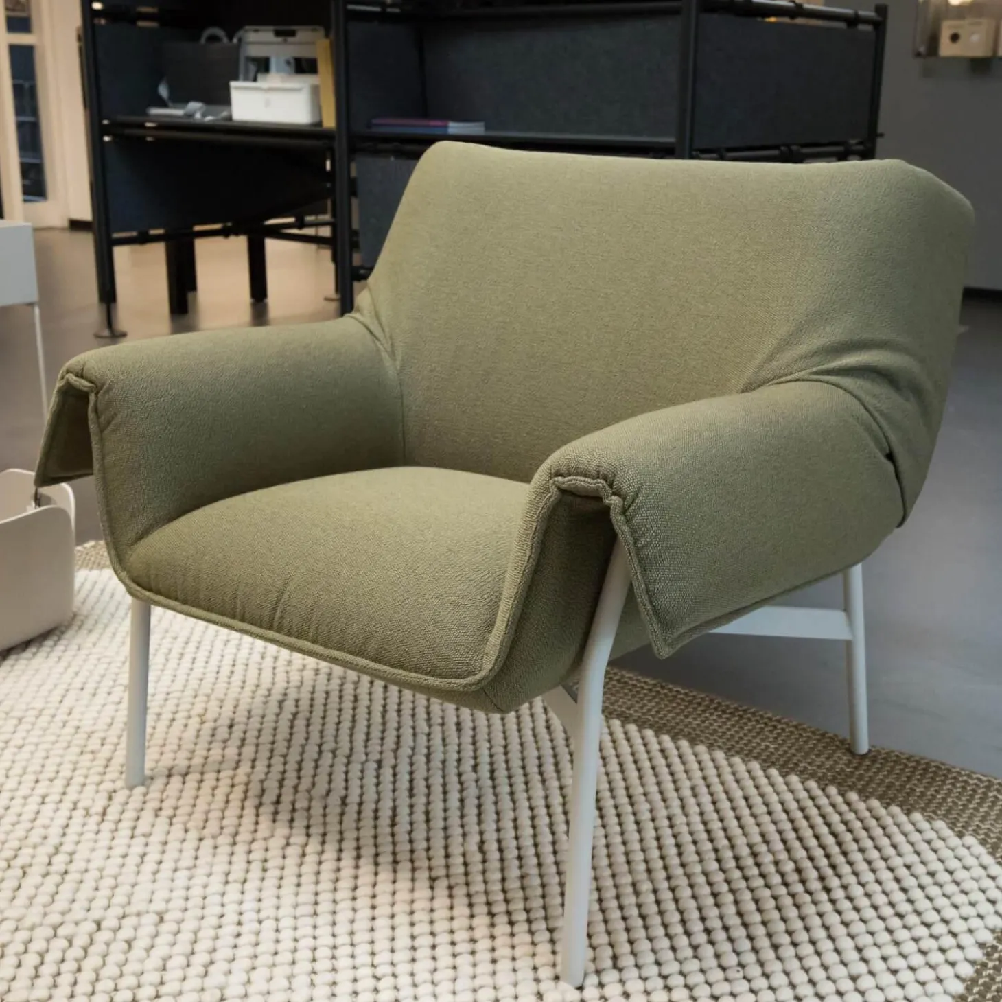 Sessel Wrap Lounge Chair Stoff Grün Gestell Stahl Pulverbeschichtet Grau