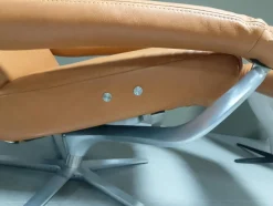 Sessel Yoko No 5 Leder B Toro Whisky Braun Gestell 5 Arm Drehkreuz Nickel Silber Satiniert