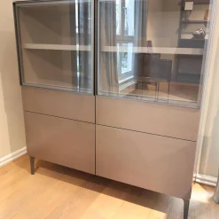 Sideboard 505 Korpus Dolomiti Grau Fronten Glaze Glastüren Zinnfarbig Abdeckplatte Taubengrau Metallgestell Zinnfarbig