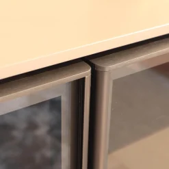 Sideboard 505 Korpus Dolomiti Grau Fronten Glaze Glastüren Zinnfarbig Abdeckplatte Taubengrau Metallgestell Zinnfarbig