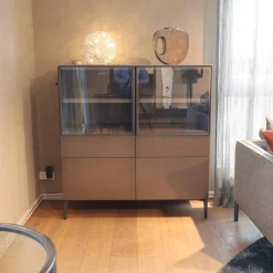 Sideboard 505 Korpus Dolomiti Grau Fronten Glaze Glastüren Zinnfarbig Abdeckplatte Taubengrau Metallgestell Zinnfarbig