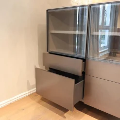 Sideboard 505 Korpus Dolomiti Grau Fronten Glaze Glastüren Zinnfarbig Abdeckplatte Taubengrau Metallgestell Zinnfarbig