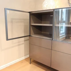 Sideboard 505 Korpus Dolomiti Grau Fronten Glaze Glastüren Zinnfarbig Abdeckplatte Taubengrau Metallgestell Zinnfarbig