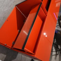 Sideboard Alea Lack Blutorange Rahmengestell und Griffleisten Alu Schwarz Matt