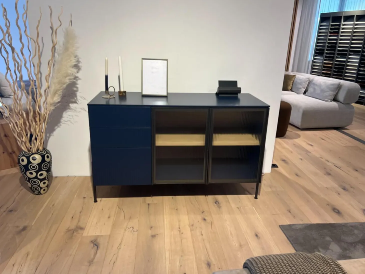 Sideboard Belt 1350 353 Blu Notte Matt Dunkellau Glas Gerippt Füße Brüniert Oxidiert Inklusive Beleuchtung