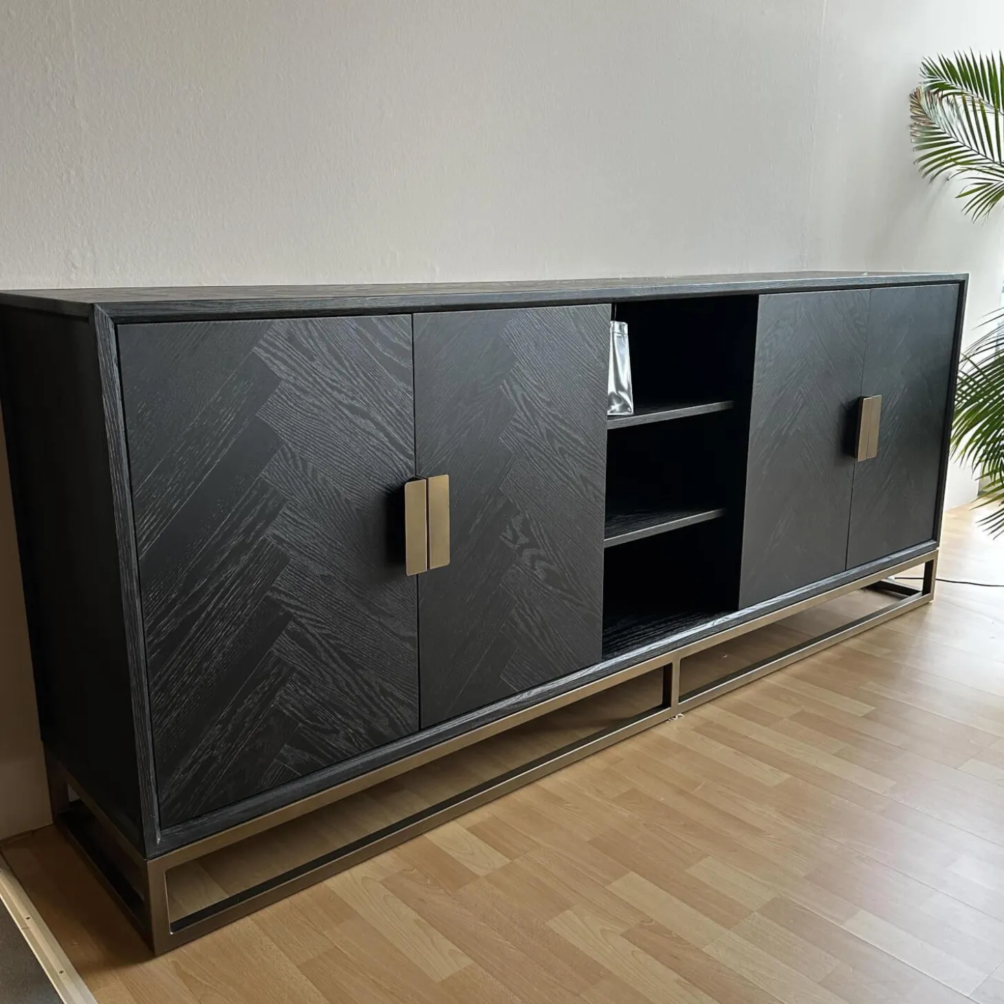 Sideboard Blackbone Korpus Eichenfurnier Schwarz Rustikal Gestell Und Griffe Messing