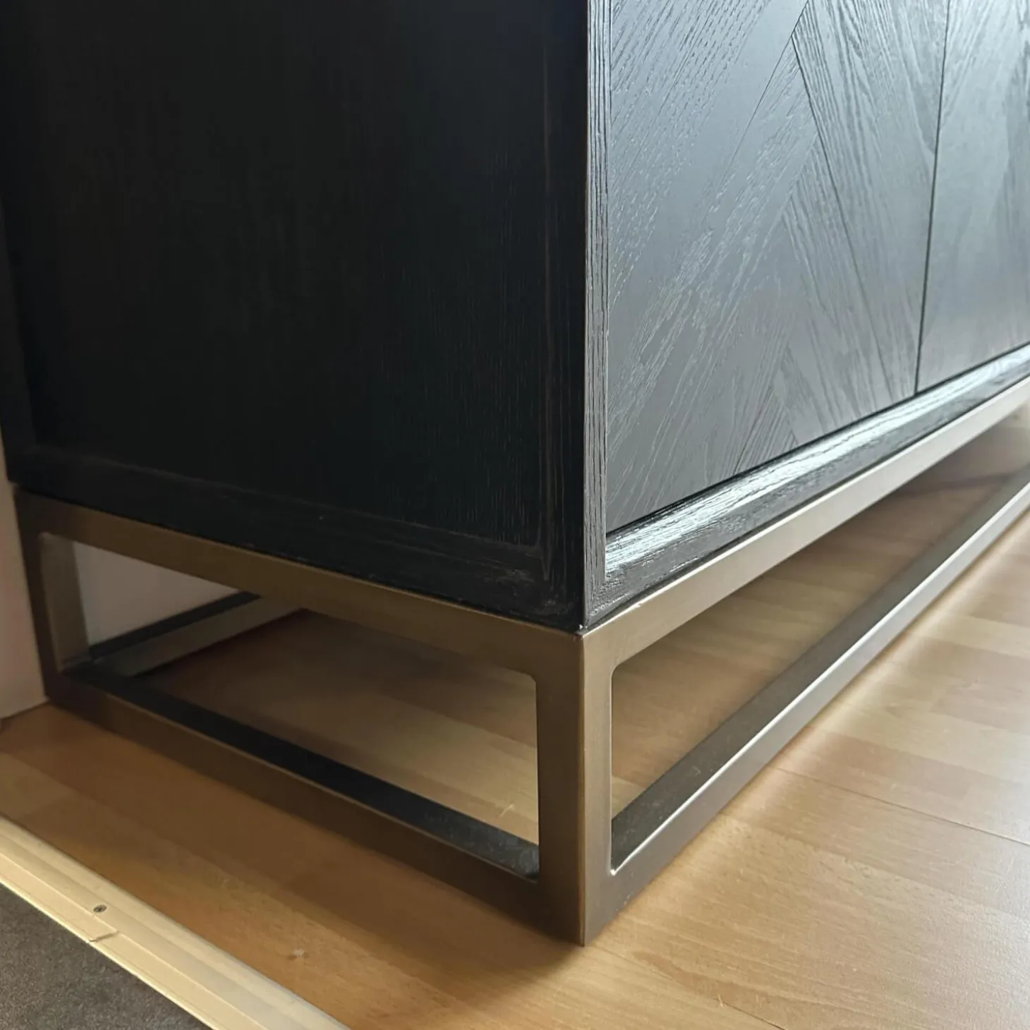 Sideboard Blackbone Korpus Eichenfurnier Schwarz Rustikal Gestell Und Griffe Messing