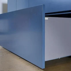 Sideboard Cube Light Lack Atlantik mit Abdeckplatte Quarzit Taj Mahal und Hintergrundbeleuchtung