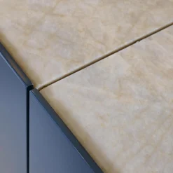 Sideboard Cube Light Lack Atlantik mit Abdeckplatte Quarzit Taj Mahal und Hintergrundbeleuchtung