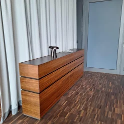Sideboard Cube Nussbaum Canela Geölt Lederauflage Dunkelbraun Sockel Grau