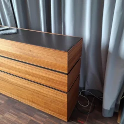 Sideboard Cube Nussbaum Canela Geölt Lederauflage Dunkelbraun Sockel Grau