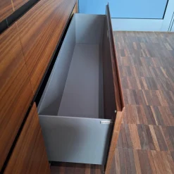 Sideboard Cube Nussbaum Canela Geölt Lederauflage Dunkelbraun Sockel Grau