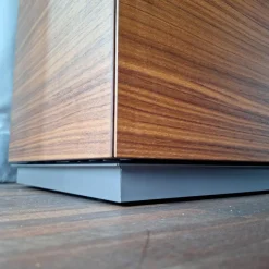 Sideboard Cube Nussbaum Canela Geölt Lederauflage Dunkelbraun Sockel Grau