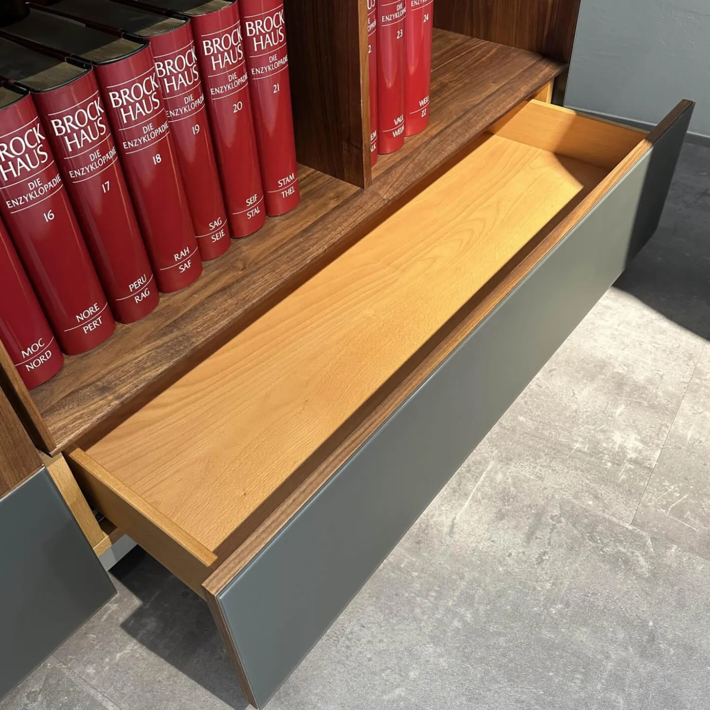 Sideboard Cubus Pure Nussbaum Natur Geölt Inne Buche Farbglas Graphitgrau Matt Inklusive Steckdose