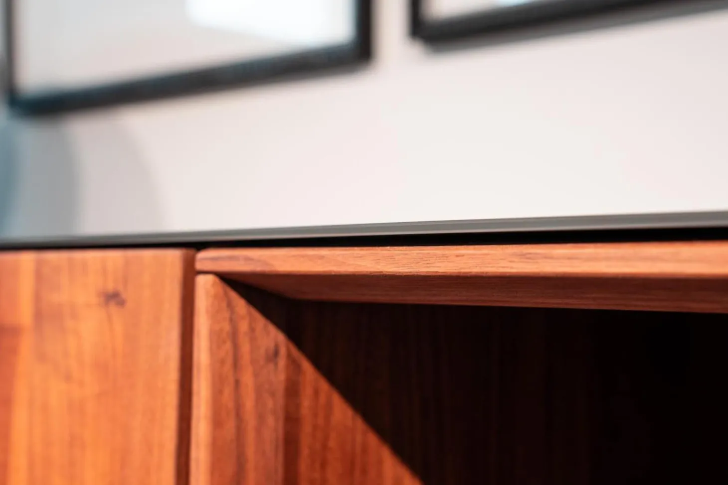 Sideboard Cubus Pure Nussbaum Natur Geölt Innen Buche Farbglas Graphitgrau Matt