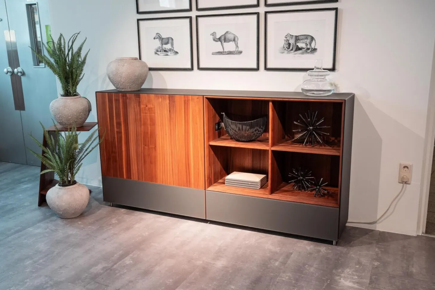 Sideboard Cubus Pure Nussbaum Natur Geölt Innen Buche Farbglas Graphitgrau Matt