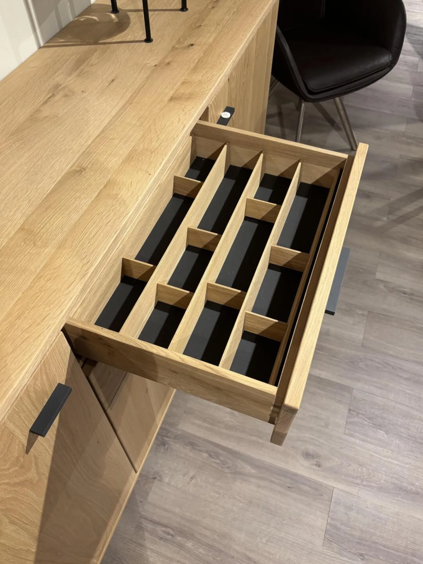 Sideboard Filia Rustikale Asteiche Bianco Griffe Metall RAL 7021 Schwarzgrau