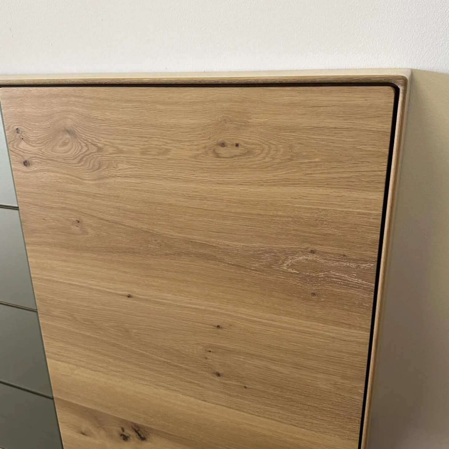 Sideboard Fira Knorrige Eiche Puro Geölt Glas MO 137 Platin Glänzend Grau
