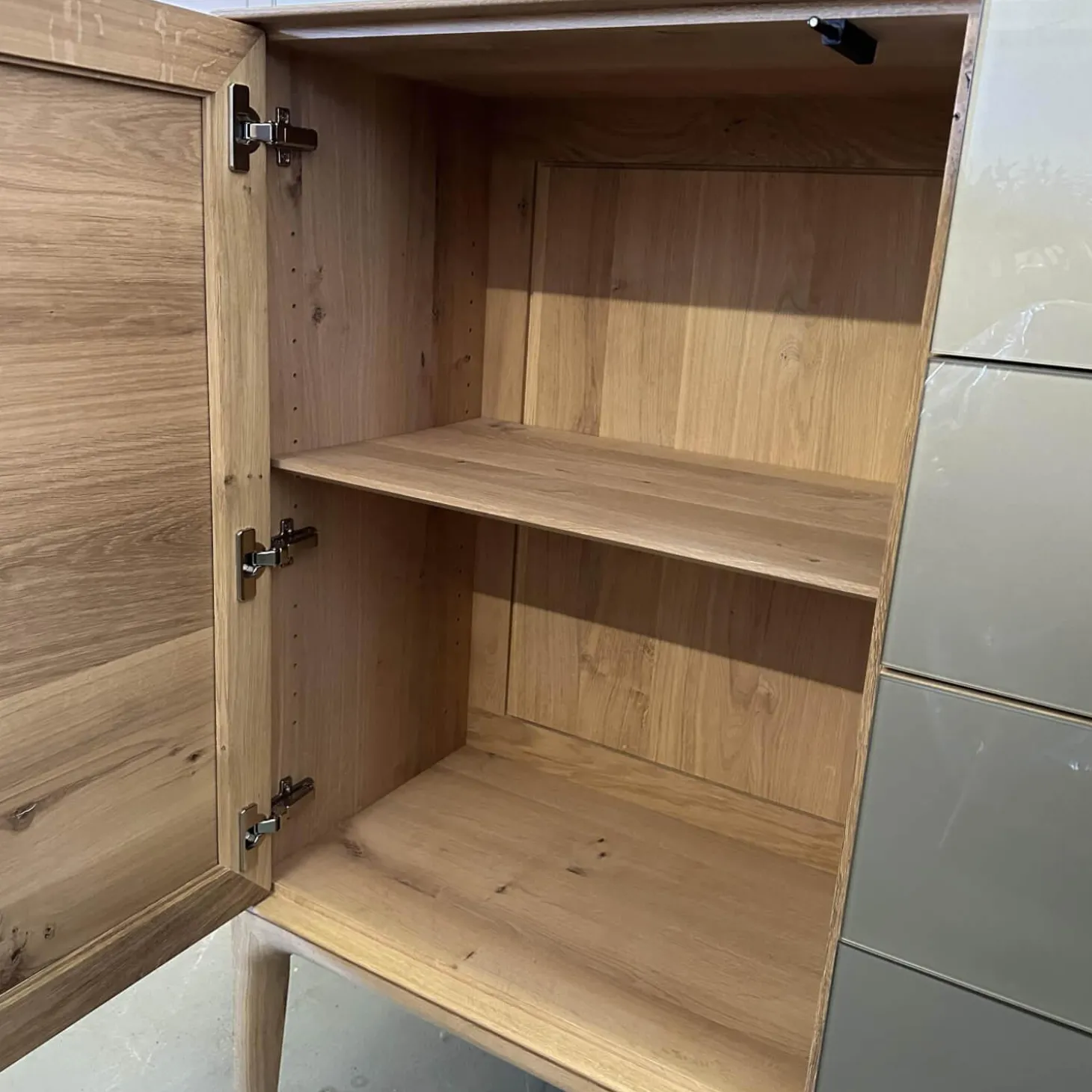 Sideboard Fira Knorrige Eiche Puro Geölt Glas MO 137 Platin Glänzend Grau