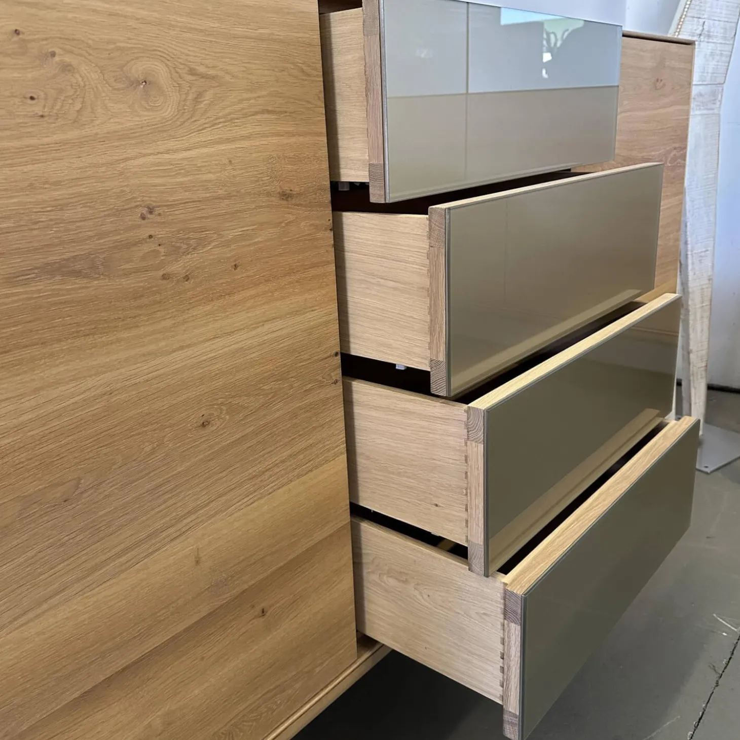 Sideboard Fira Knorrige Eiche Puro Geölt Glas MO 137 Platin Glänzend Grau