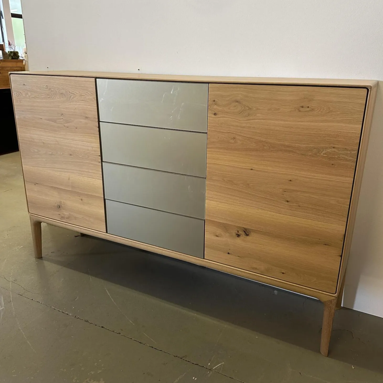 Sideboard Fira Knorrige Eiche Puro Geölt Glas MO 137 Platin Glänzend Grau
