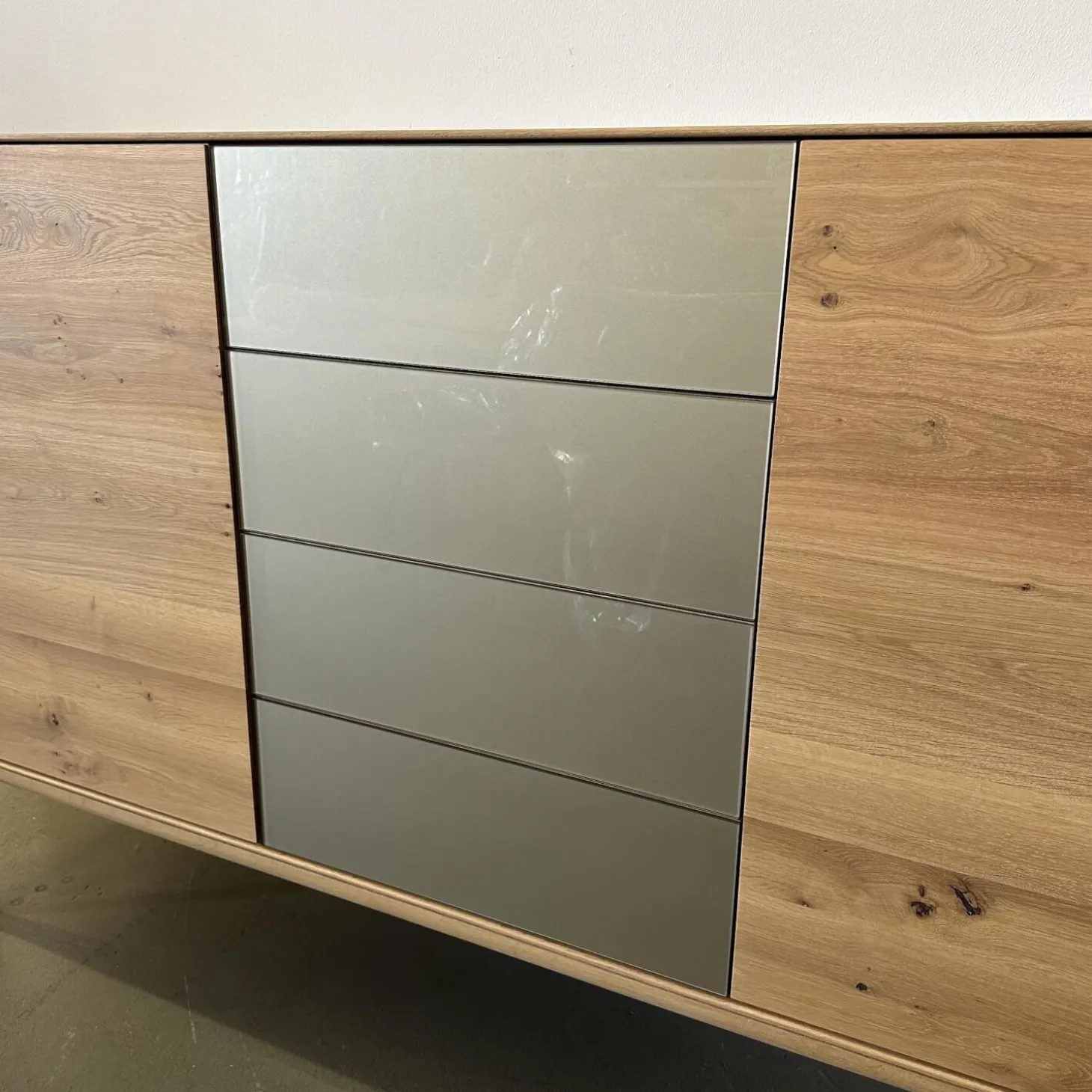 Sideboard Fira Knorrige Eiche Puro Geölt Glas MO 137 Platin Glänzend Grau