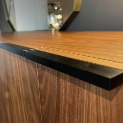Sideboard Frame Roger 4 Türig Nussbaum Funiert Gestell und Griffe Metall Schwarz Lackiert Böden Schwarz
