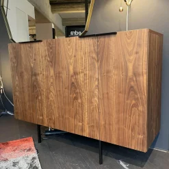 Sideboard Frame Roger 4 Türig Nussbaum Funiert Gestell und Griffe Metall Schwarz Lackiert Böden Schwarz