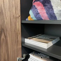 Sideboard Frame Roger 4 Türig Nussbaum Funiert Gestell und Griffe Metall Schwarz Lackiert Böden Schwarz