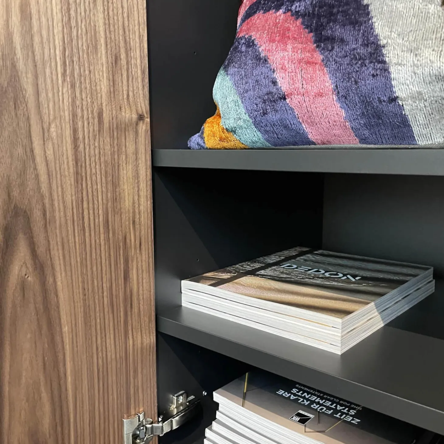 Sideboard Frame Roger 4 Türig Nussbaum Funiert Gestell und Griffe Metall Schwarz Lackiert Böden Schwarz