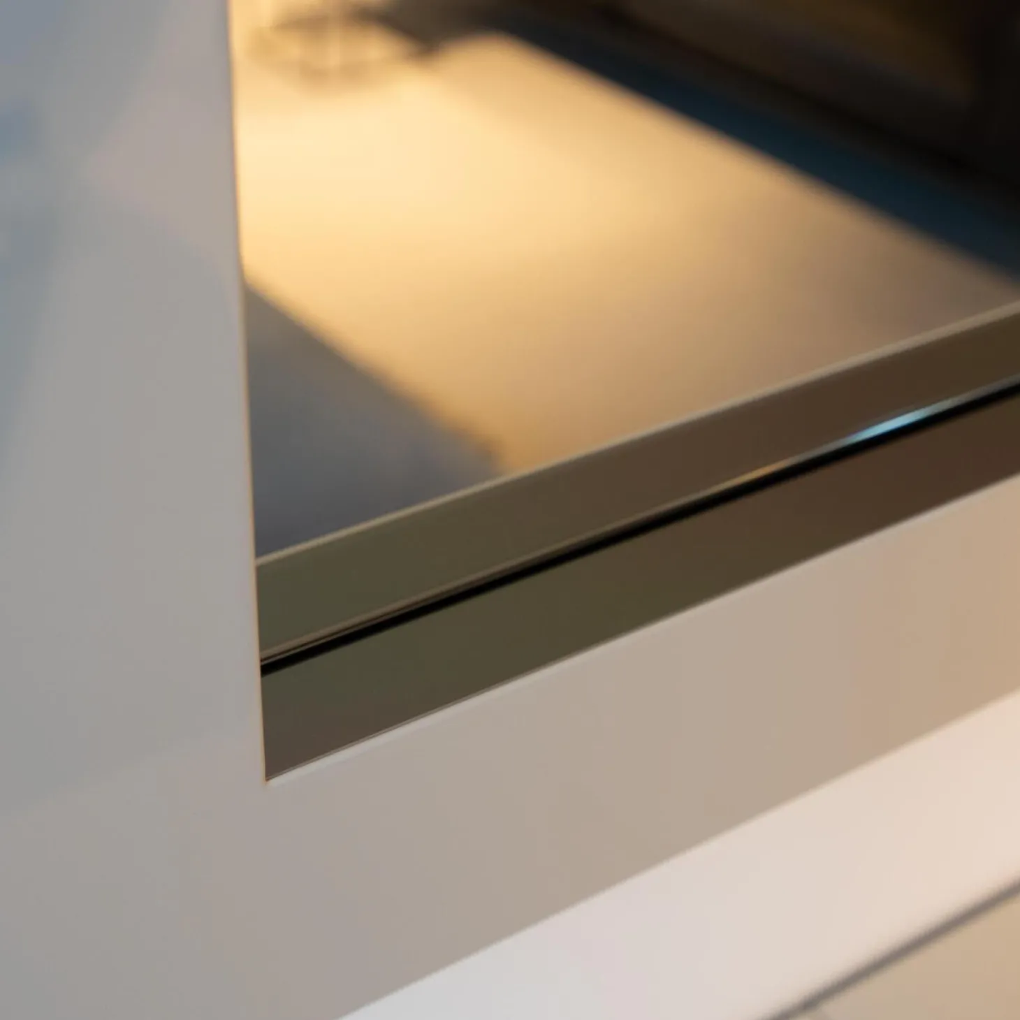 Sideboard GAP 23LI Lack Pearl Matt Sockel Spiegelschichtstoff Chrom Glänzen mit Spiegel