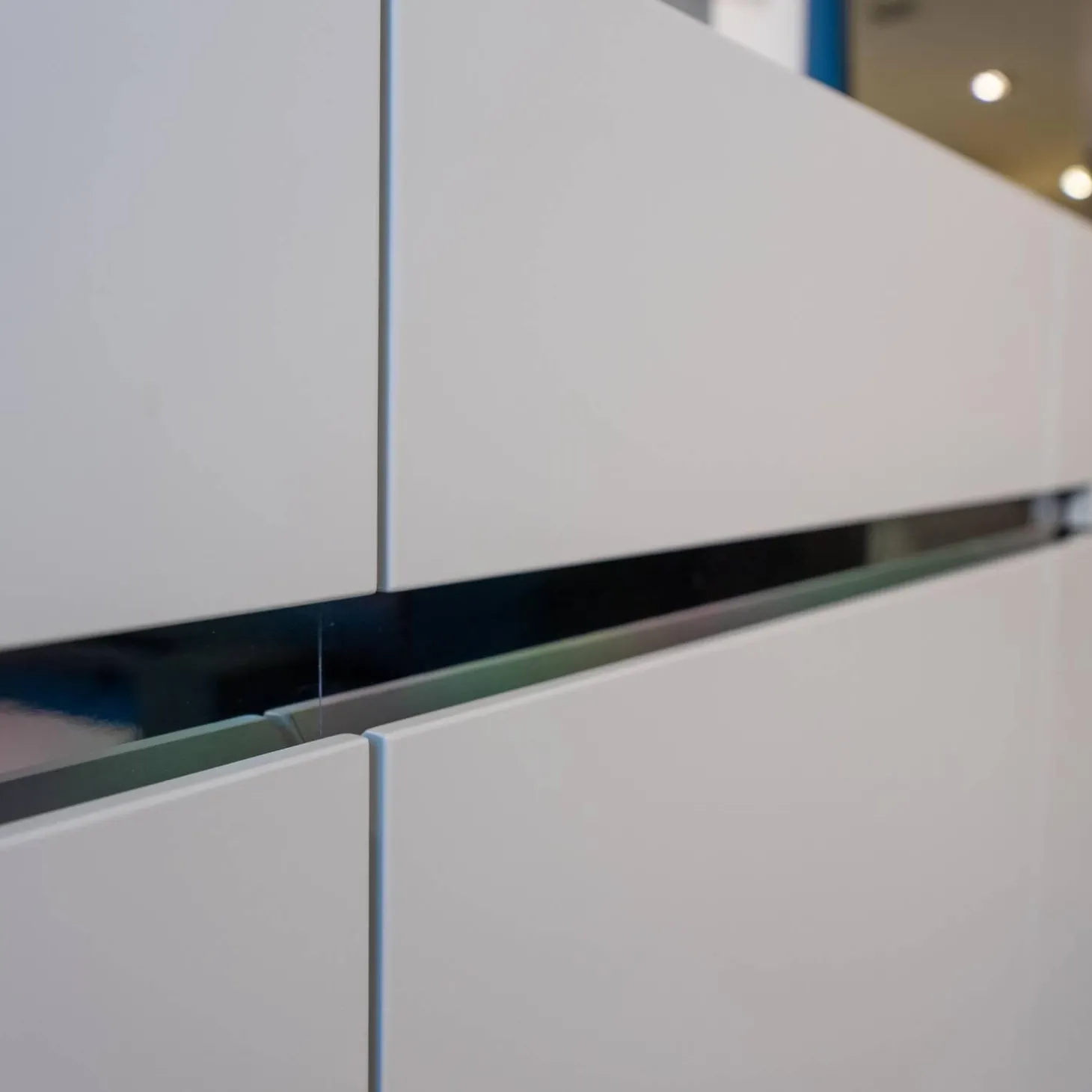 Sideboard GAP 23LI Lack Pearl Matt Sockel Spiegelschichtstoff Chrom Glänzen mit Spiegel